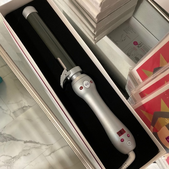 Nearly NEW Beachwaver PRO 1.25" Curling Iron - Retails $229 - Picture 6 of 9